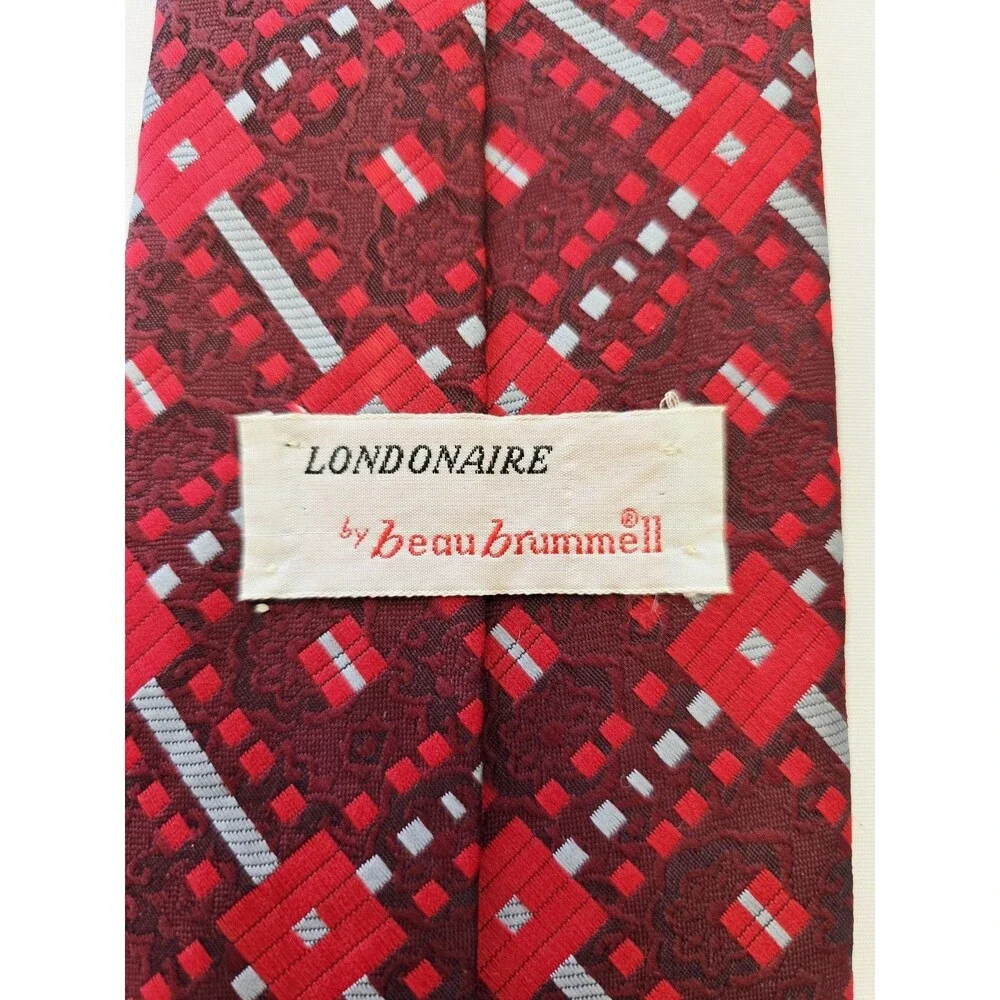Londonaire by Beau Brummell 100% Polyester Geometric 1970s Tie Red Burgundy